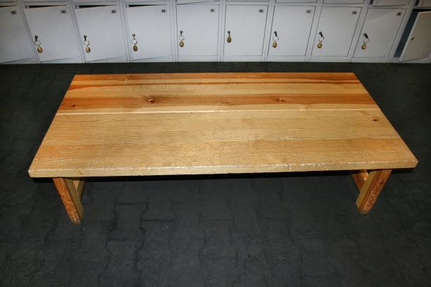 铁盒子背景上的木凳图片下载