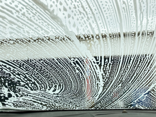 肥皂在汽车挡风玻璃上产生泡沫图片下载