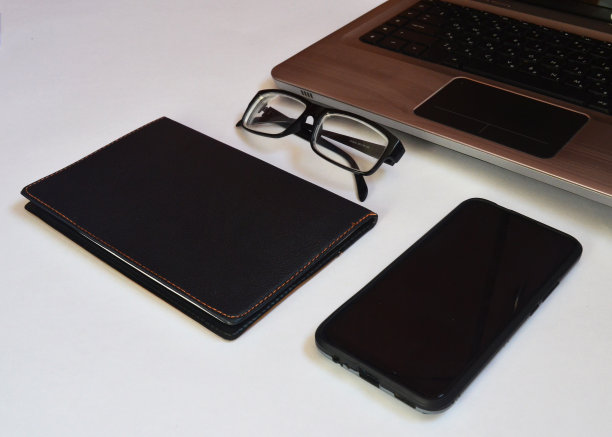 办公室的桌子上。布局。笔记本、智能手机、记事本等配件。图片下载