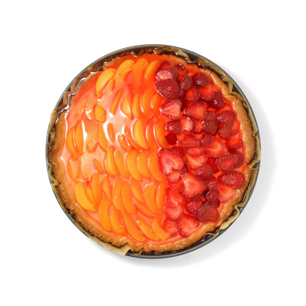 美味的草莓和杏挞孤立在白色背景。图片下载