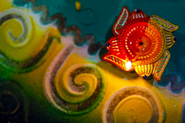 印度排灯节，灯饰上有五颜六色的兰格利图案图片下载