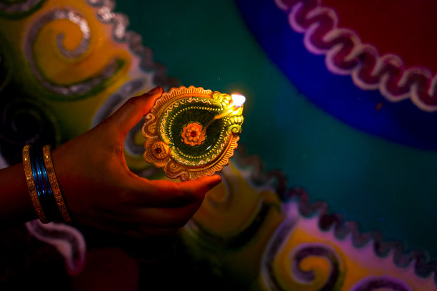 排灯节或节日的灯。传统的印度排灯节，妇女手中拿着油灯图片下载