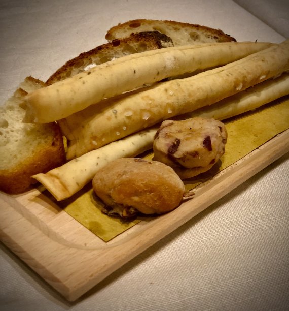 各种各样的面包放在木板上图片下载