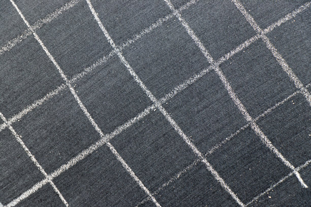 白色粉笔手画在检查模式形状的黑色板背景图片下载