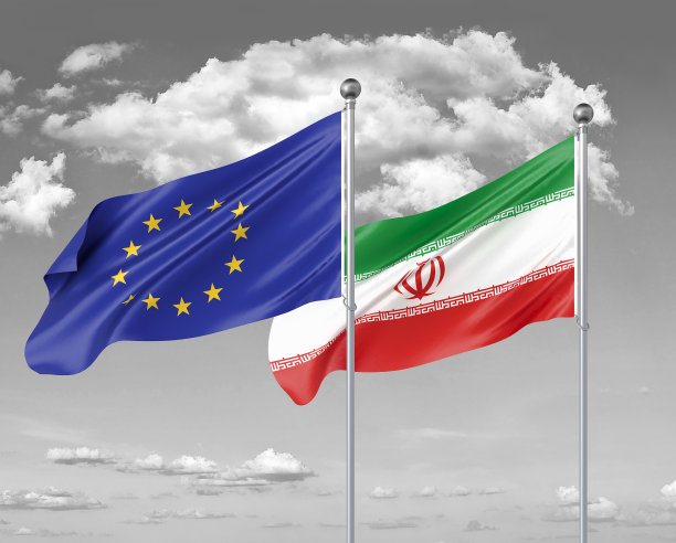 两个现实的旗帜。欧盟对伊朗。欧盟和伊朗的厚彩色丝绸旗帜。天空背景上的3D插图。——说明图片下载