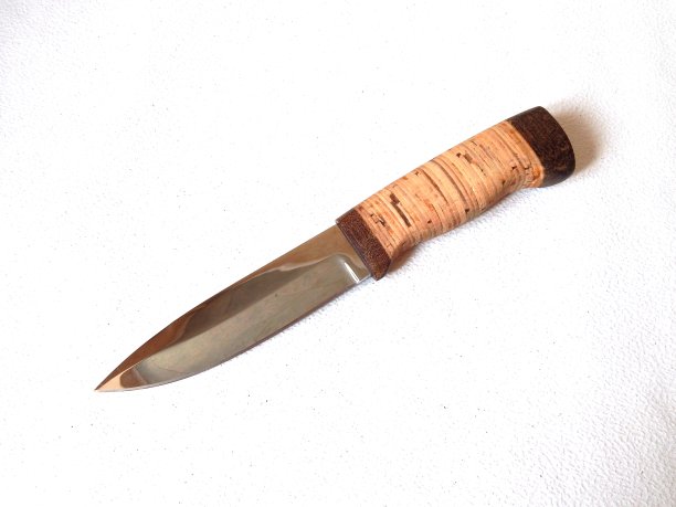 桦树皮柄猎刀。漂亮的手工刀特写。图片下载