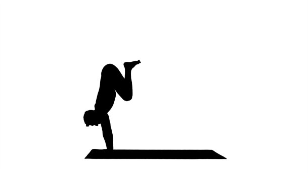 剪影做瑜伽的年轻人图片下载