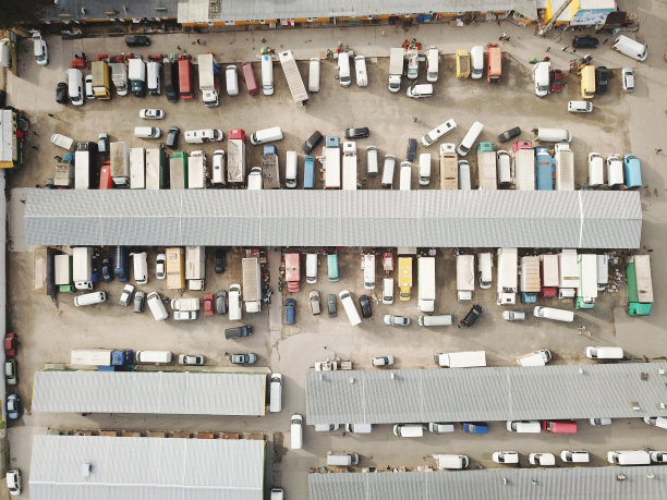 交易终端附近的一群汽车，俯视图。批发市场图片下载