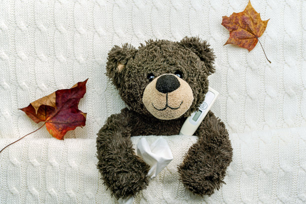 泰迪熊带温度计，季节性疾病图片下载