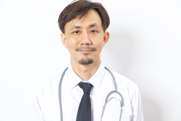 亚洲医生，听诊器在白色背景上。图片下载