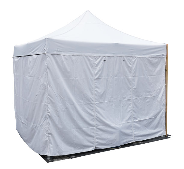 白色帆布帐篷的小商店安装在街上。孤立的图片下载