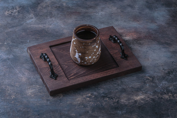手工杯与咖啡在木板上，深色照片图片下载