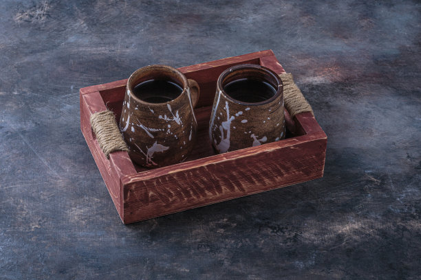 手工杯与茶在木板上，深色照片图片下载