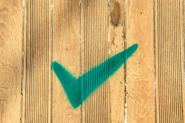 在新冠肺炎大流行期间，可以坐在木凳上，确保人与人之间的社交距离。图片下载