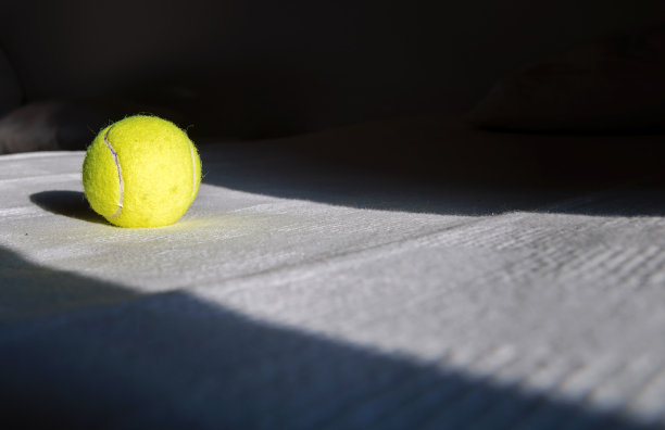 阳光下的网球放在床上图片下载