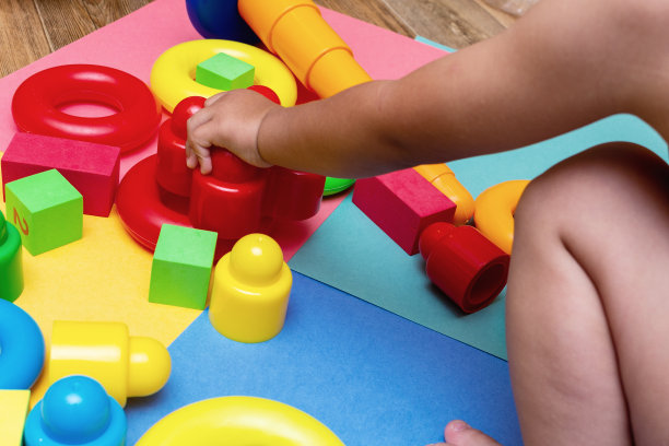 孩子们在鲜艳的背景上玩着五颜六色的教育玩具图案。儿童，幼儿，婴儿的概念。图片下载