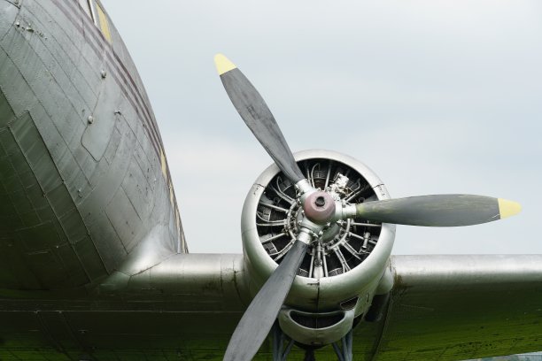 螺旋桨飞机的简单概念与天空的背景。图片下载