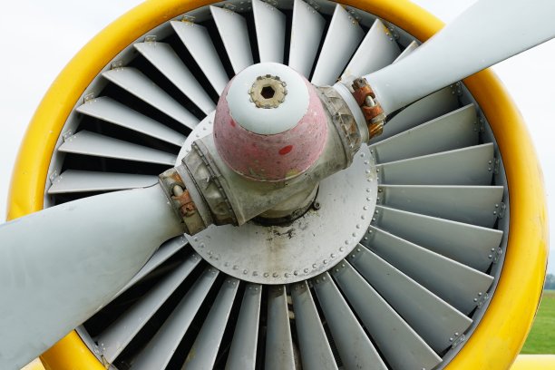 螺旋桨飞机的简单概念与天空的背景。图片下载