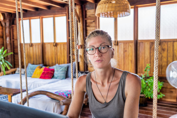 女性数字游牧民使用笔记本电脑的肖像图片下载