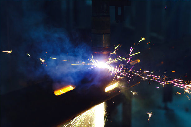 在自动等离子切割机上进行油气井下穿孔过滤器的生产图片下载