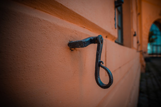 老黑钩在墙上图片下载