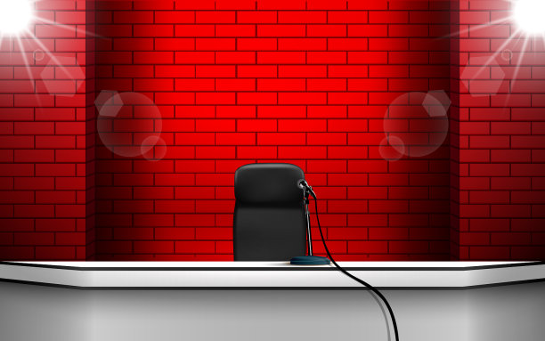 红砖墙的白桌上放着麦克风图片下载