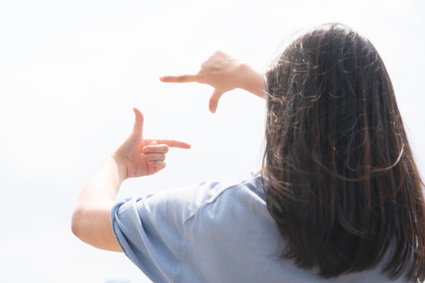 年轻女子做手指框架构图图片下载