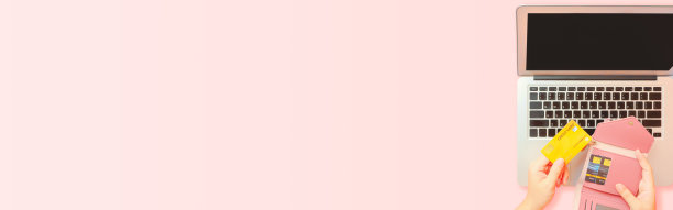 购物和在线支付的概念，从女人拿着粉红色的钱包，用信用卡和使用笔记本电脑。网络横幅的尺寸。图片下载