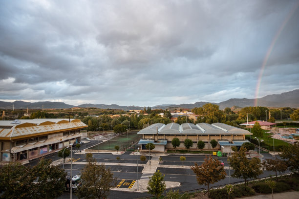 哈罗城上空的彩虹。西班牙图片下载