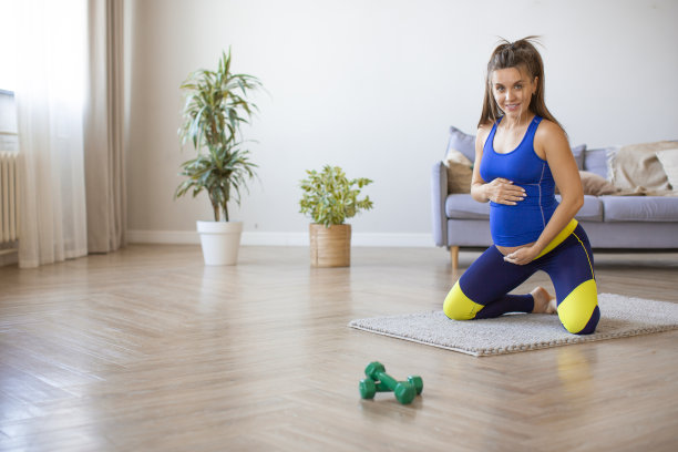 孕妇在家里做瑜伽的照片图片下载