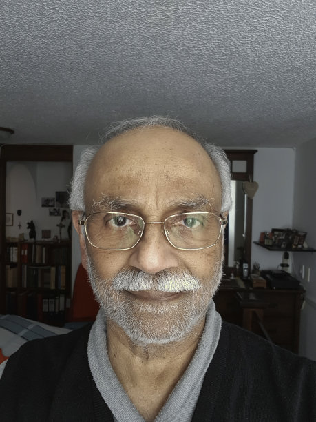 一位72岁的印度亚裔男子，胆囊手术后8天，在自然光下用手机自拍;胡子拉碴的脸。图片下载