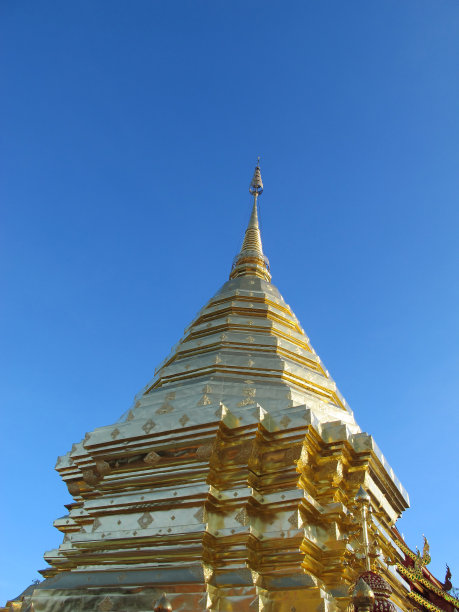 在清迈，仰望蓝色的天空中，Wat Phar That Doi Suthep的大金塔图片下载