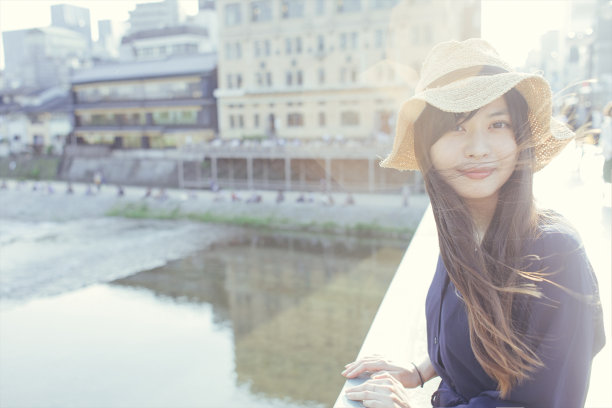 一名戴着夏帽的女子站在京都的桥上图片下载