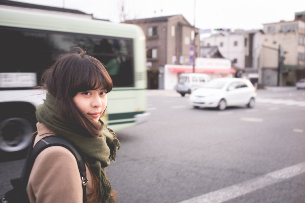那个围着围巾的女人正看着照相机图片下载