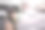 那个围着围巾的女人正看着照相机图片下载