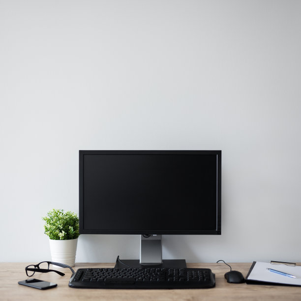 有电脑、花盆、玻璃杯、剪贴板和钢笔的现代工作场所图片下载