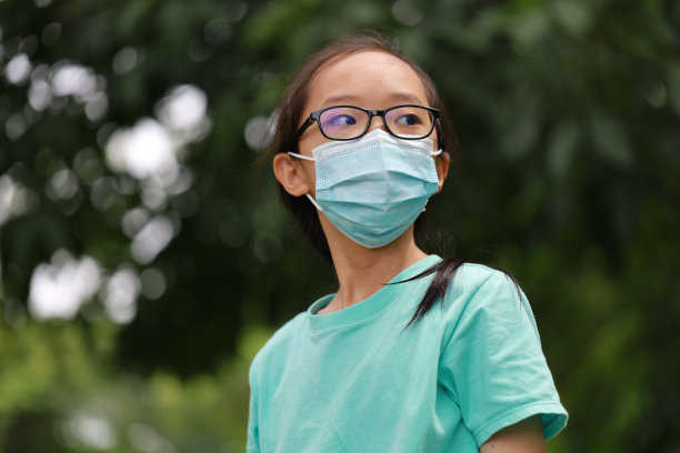 带医用口罩的亚洲女孩图片下载
