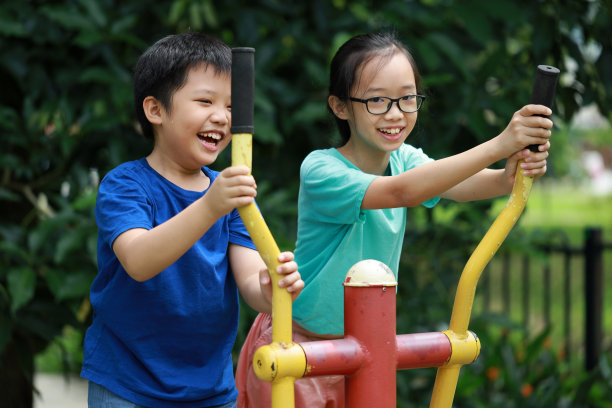 亚洲小姐妹在公园里锻炼图片下载