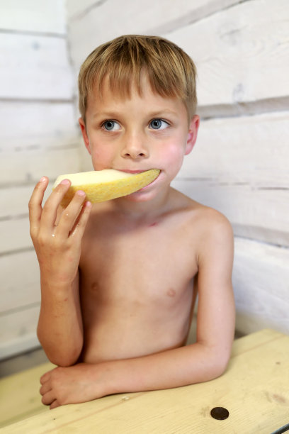 男孩吃西瓜图片下载