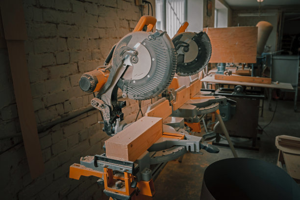 双复合斜切锯在一个木工车间图片下载