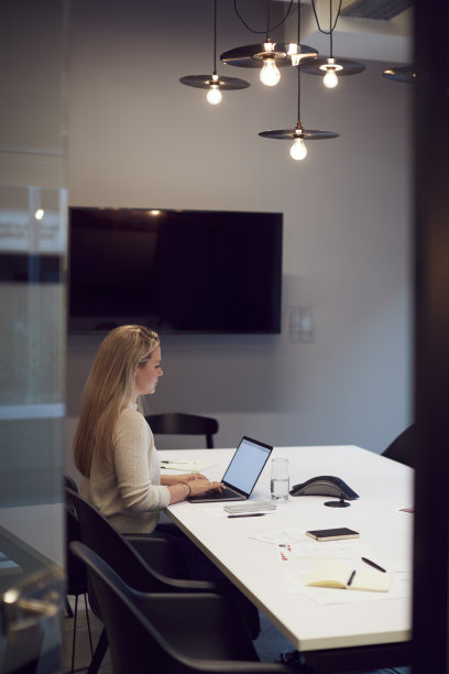 女商人在办公室会议室用笔记本电脑工作到很晚图片下载