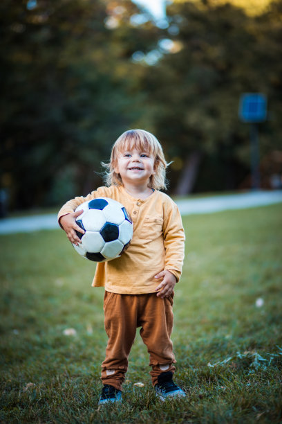 他爱足球。图片下载