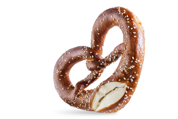 椒盐卷饼与盐和芝麻种子在白色孤立的背景图片下载