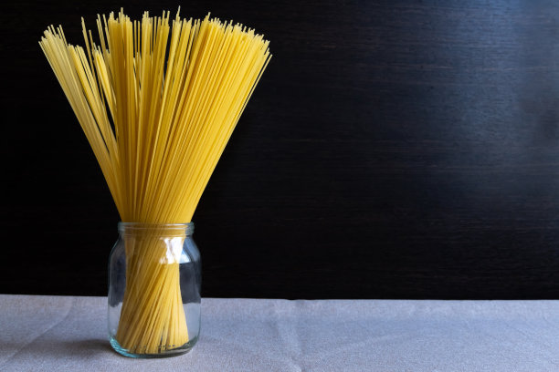桌上的意大利面就像一束鲜花图片下载