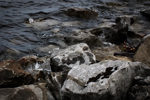 静水滑过石头图片下载