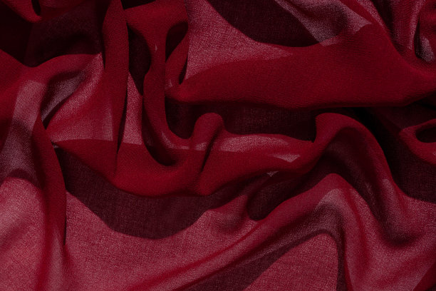 光滑优雅的勃艮第雪纺织物抽象的背景。深红酒丝豪华布纹理轻表面设计图片下载