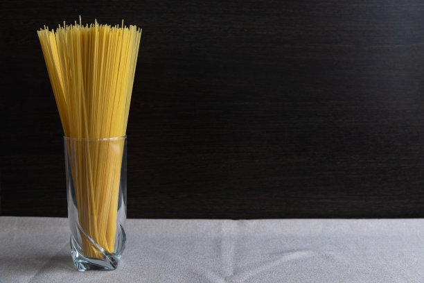 桌上的意大利面就像一束鲜花图片下载