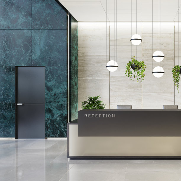 现代办公室大堂内部，配有电梯、楼梯和长接待台图片下载