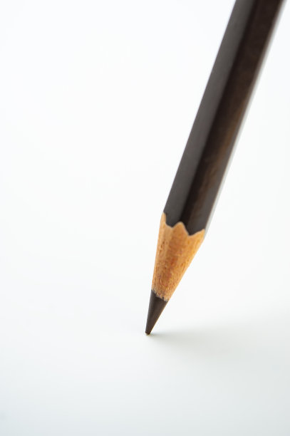 浅色背景上的棕色铅笔。图片下载