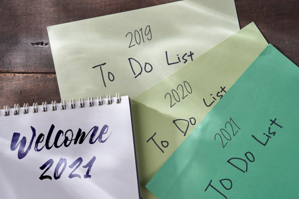 待办事项清单放在桌面上图片下载